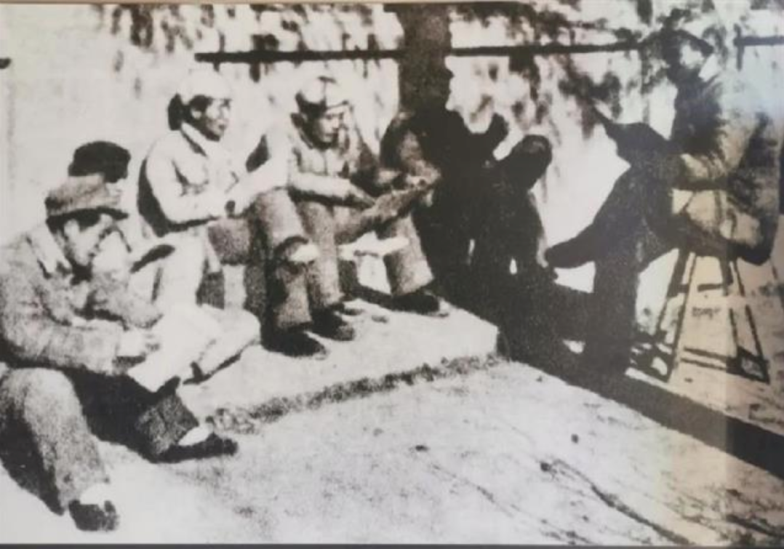 马可给鲁艺音乐系学员讲课（1942年）