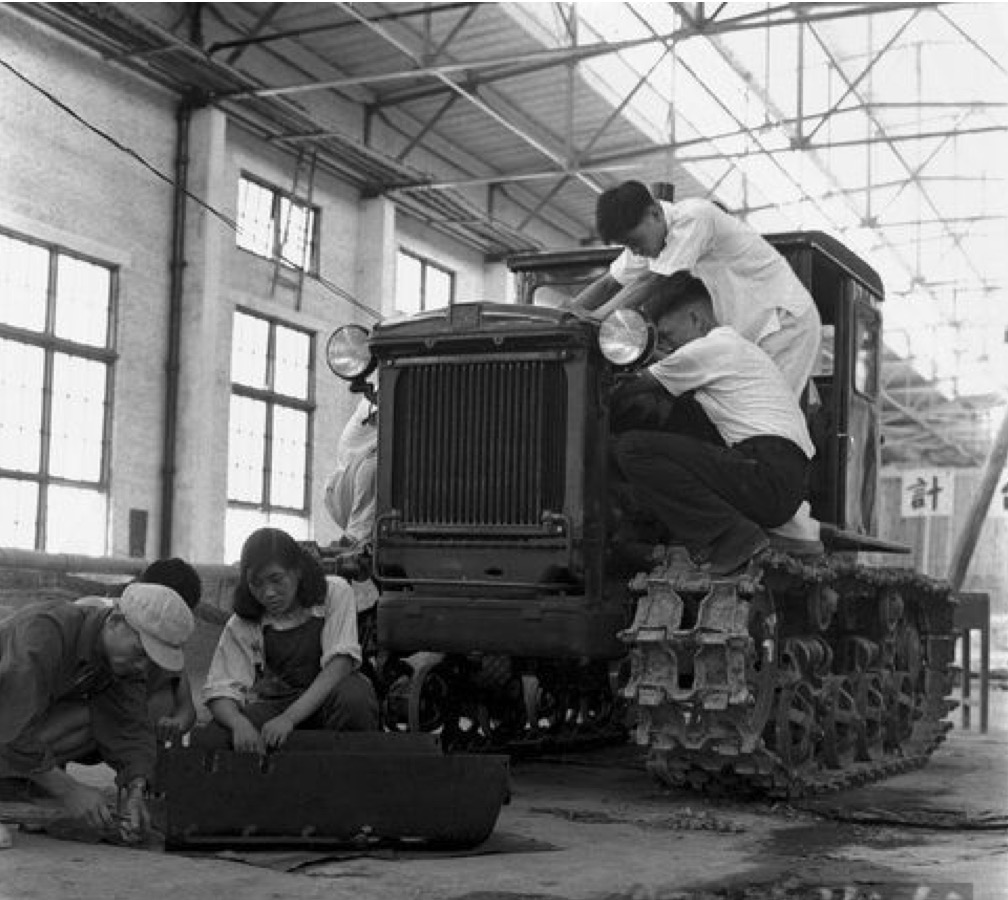 â³ç¬¬ä¸æææºåå°çè½¦é´æ­£å¨è£éç¬¬ä¸å°âä¸æ¹çº¢âæææº