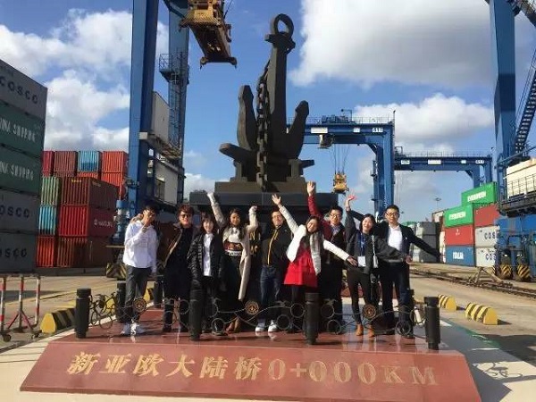 图6 杭昕与友人们在新亚欧大陆桥前合影.jpg